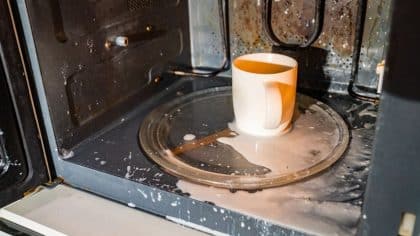 Cette raison pour laquelle vous ne devez jamais chauffer de lait ou d'eau au micro-ondes