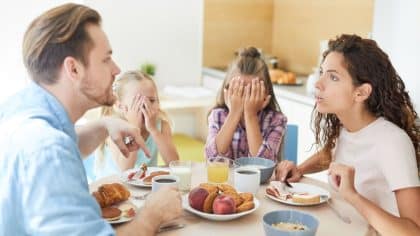 La meilleure astuce pour ne plus avoir de disputes des enfants à table au moment de manger