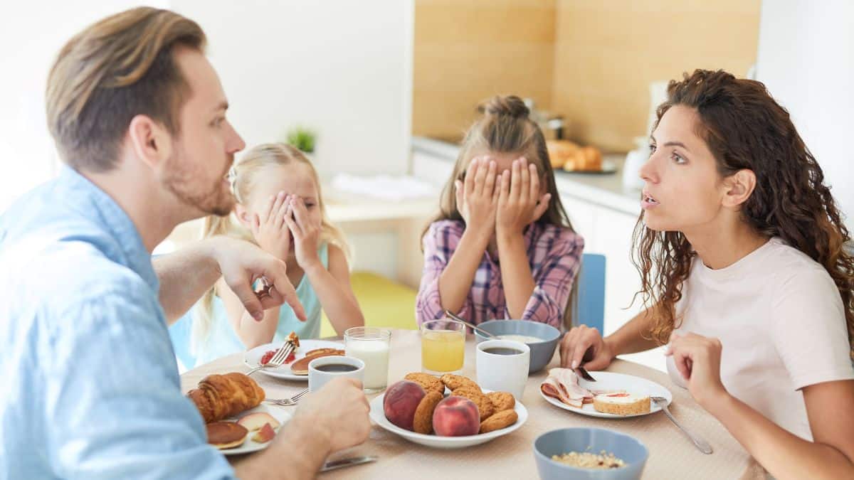 La meilleure astuce pour ne plus avoir de disputes des enfants à table au moment de manger