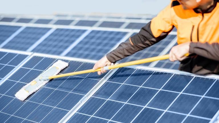 La meilleure méthode pour nettoyer vos panneaux solaires en 30 minutes max et les booster