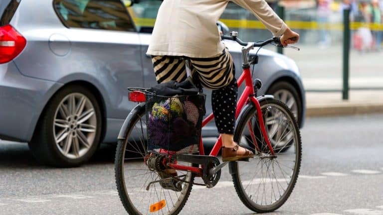 L'astuce pour doubler un vélo sur une ligne continue sans risquer l'amende de 135 €