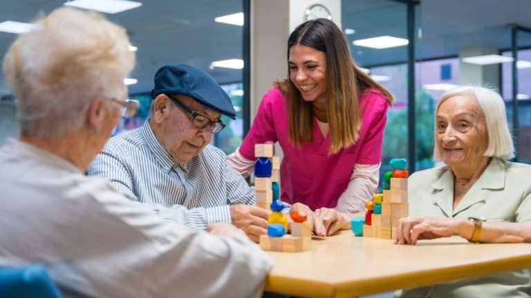 Les EHPAD pour les seniors c’est fini, cette alternative peu connue séduit de plus en plus de retraités