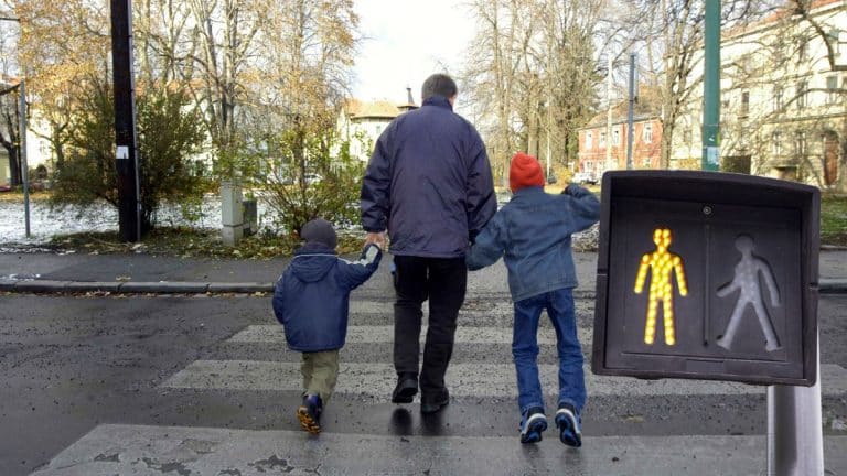 Les piétons et les cyclistes vont devoir respecter le feu jaune ? Ce qu'il va falloir faire pour éviter les amendes