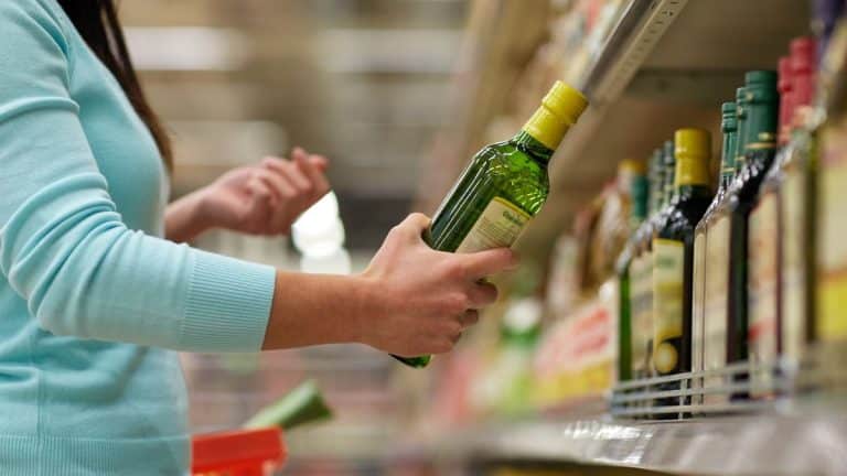 Supermarché : 60 Millions de consommateurs alerte sur cette huile d’olive, des plastifiants et des hydrocarbures retrouvés