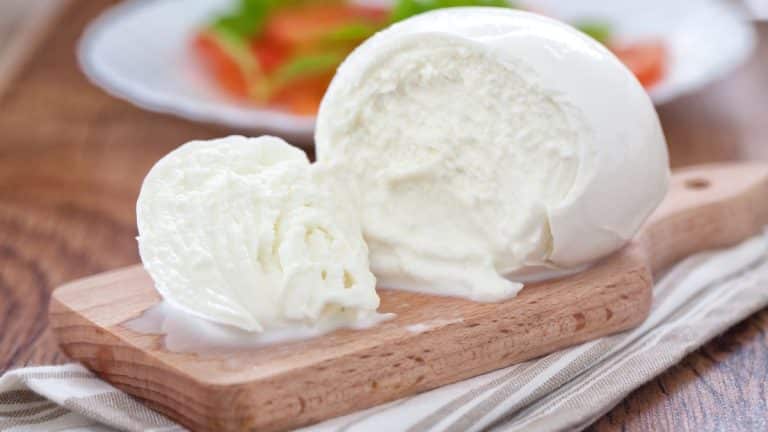 Supermarché : pourquoi il y a toujours du liquide dans les sachets de mozzarella ?