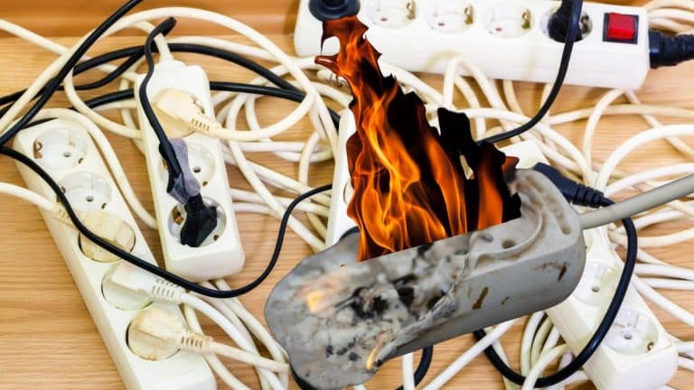 Un électricien alerte sur les gros dangers de brancher ces 15 appareils sur une multiprise