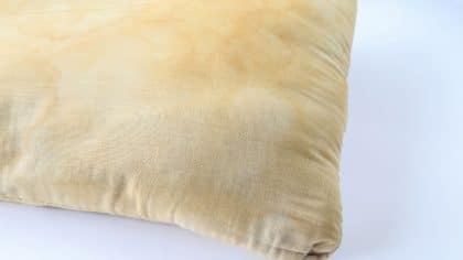 3 astuces naturelles pour nettoyer les matelas et oreillers jaunis super rapidement