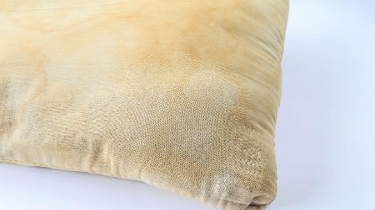 3 astuces naturelles pour nettoyer les matelas et oreillers jaunis super rapidement