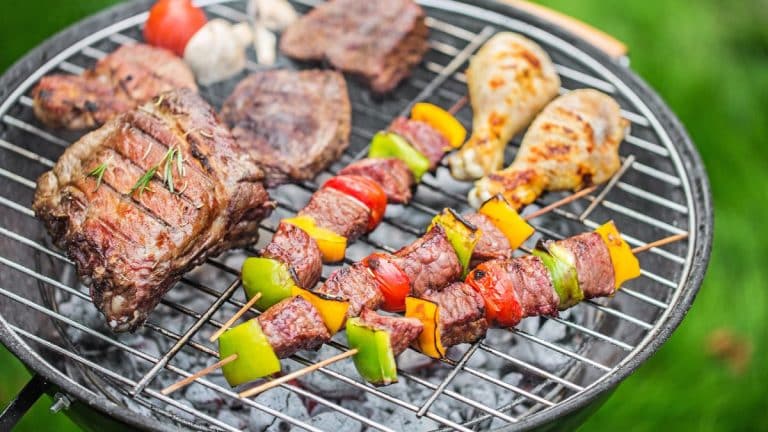 Barbecue: cette viande que beaucoup adorent devient très dangereuse pour la santé si elle est mal cuite