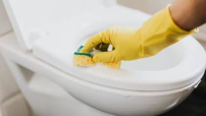 Ce produit petit prix fait mieux que les grandes marques pour blanchir les toilettes sans frotter et il s’achète chez Action
