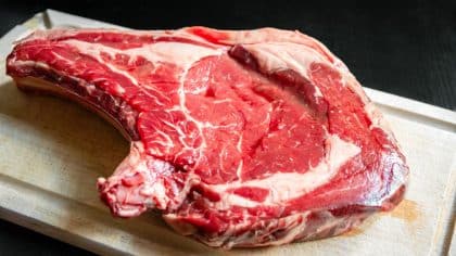 Cette étape super importante pour bien cuire une cote de boeuf au barbecue selon les bouchers