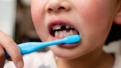 Cette habitude de beaucoup de parents avec la brosse à dents de leur enfant est dangereuse pour leur santé