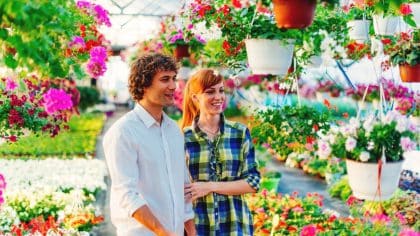 Fini de vous ruiner à acheter des grands pots de fleurs avec cette astuce pour les avoir à moins de 1 euro