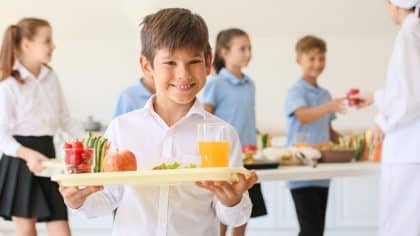Le saviez-vous : ce que signifie vraiment les chiffres dans les verres à la cantine