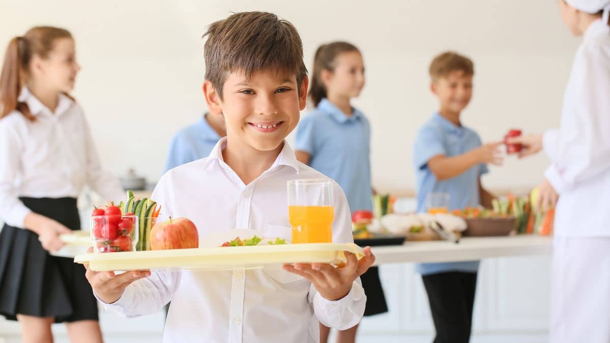 Le saviez-vous : ce que signifie vraiment les chiffres dans les verres à la cantine