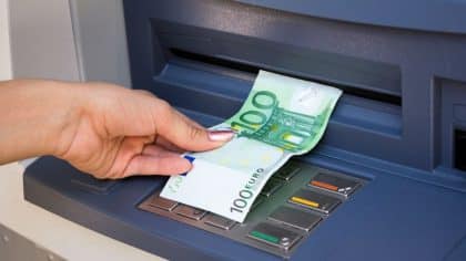 Les frais hallucinants que vous payez lors d’un retrait par carte au distributeur dans une autre banque