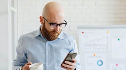 Attention si ce petit point est allumé sur votre téléphone, c’est que quelqu’un vous espionne