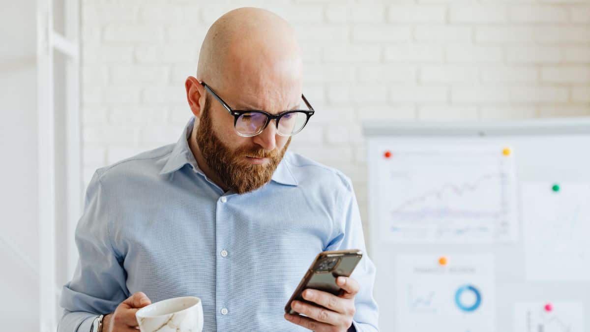 Attention si ce petit point est allumé sur votre téléphone, c’est que quelqu’un vous espionne