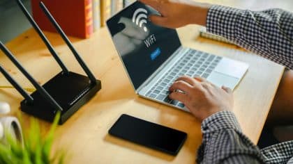 Freebox Server 4.9.5 : nouvelle vague de connectivité et patch Wi-Fi 7 en vedette