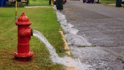 Ouverture des bouches à incendie en Île-de-France : les risques derrière une pratique estivale