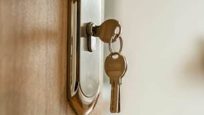 Laisser sa clé dans la porte la nuit : un geste simple au service de votre sécurité