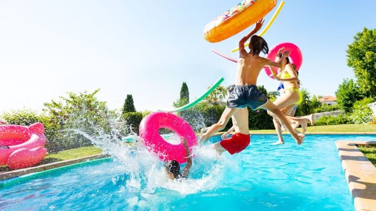 Piscine et plage : les recommandations pour garantir la sécurité des enfants cet été