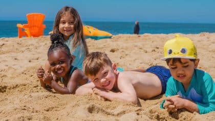 Après la plage, ce geste essentiel protège vos enfants: bouées et jouets sales deviennent dangereux