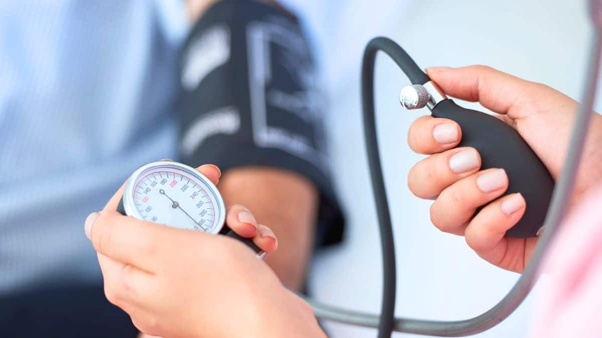 Pressione arteriosa: secondo Harvard, una semplice abitudine riduce anche la glicemia