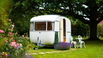 Vous laissez votre caravane dans le jardin ? L’amende tombe : ce que risque chaque propriétaire
