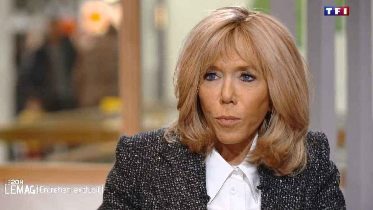 Brigitte Macron mise sur l’accessoire d’hiver qui rajeunit et tient chaud en hiver