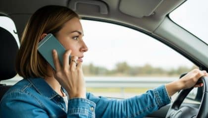 Lepointdujour.fr - Conducteurs: cette habitude au volant expose à 135 €, 3 points et jusqu’à 3 ans de suspension en France