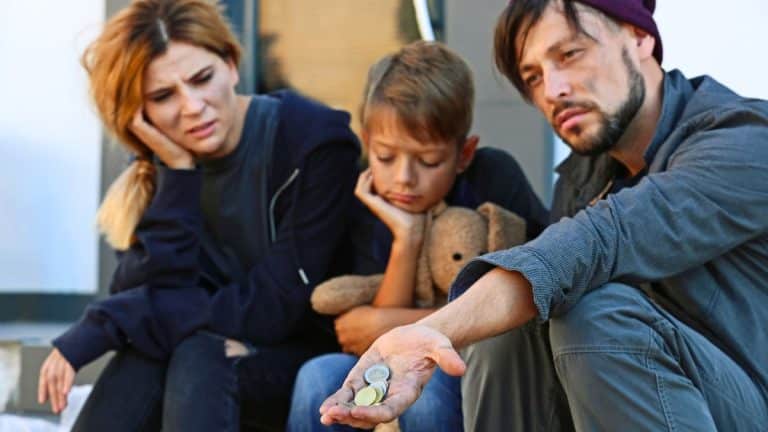 Famille de 3 enfants s’installe dans une école désaffectée, la mairie coupe l’eau et l’électricité