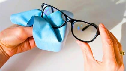 Lunettes : 5 astuces pour un nettoyage sans rayures, mouchoirs, essuie-tout et vêtements à proscrire