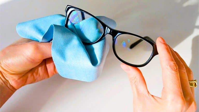 Lunettes : 5 astuces pour un nettoyage sans rayures, mouchoirs, essuie-tout et vêtements à proscrire