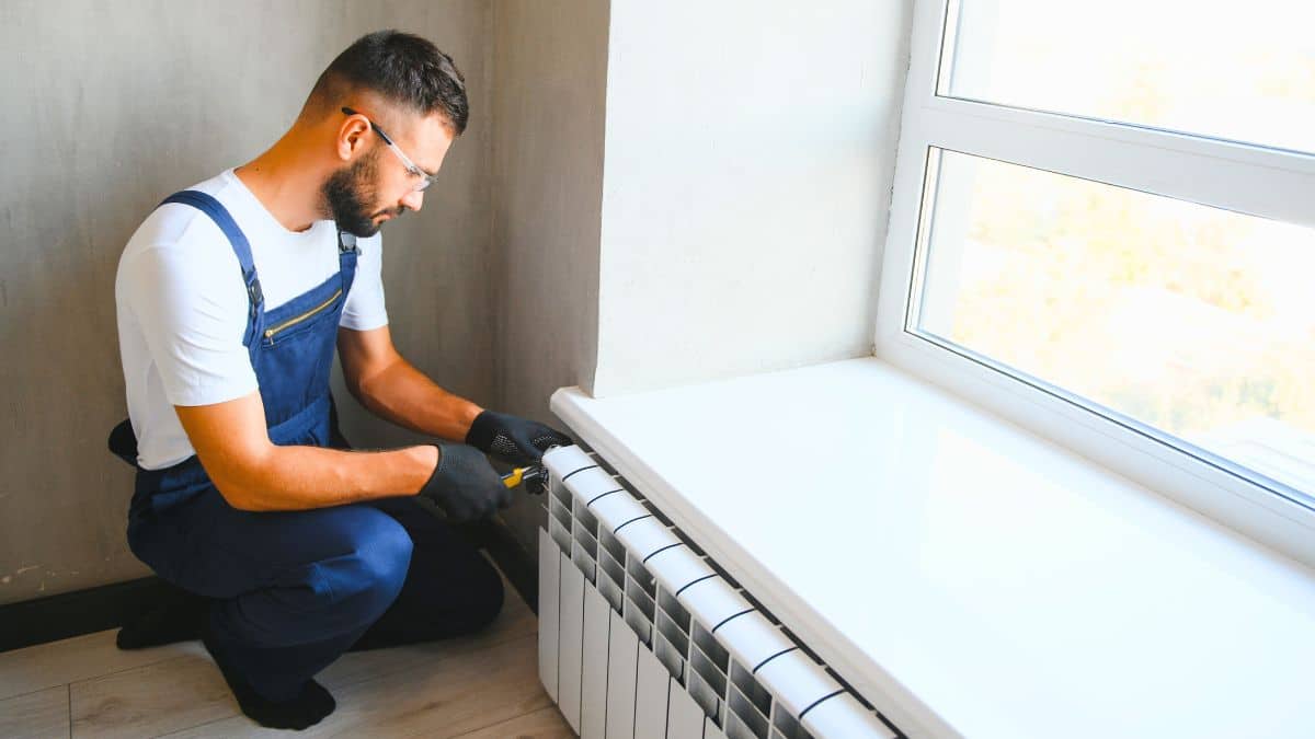 Radiateurs : nettoyez-les avant de les rallumer pour économiser de l’énergie cet hiver
