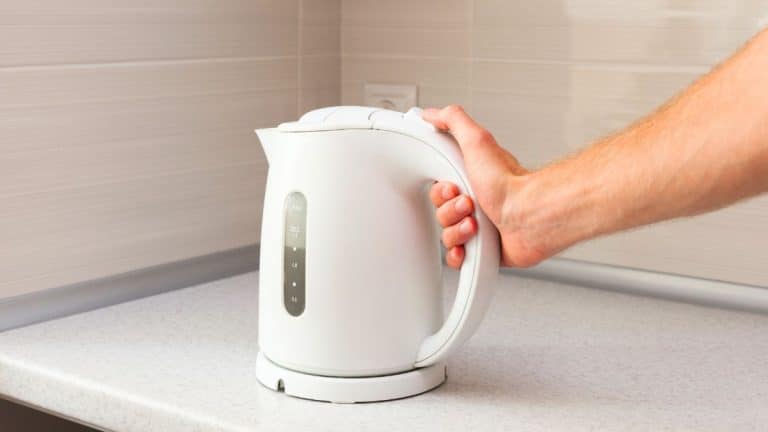 Bouilloire entartrée : vinaigre blanc et citron la détartrent en 10 minutes, sans produit chimique