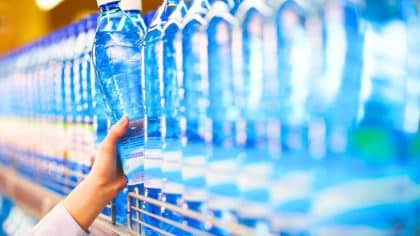 Eau minérale : le gouvernement met en garde, 4 marques en bouteille à éviter en France