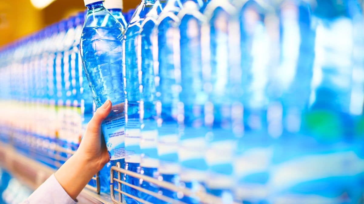 Eau minérale : le gouvernement met en garde, 4 marques en bouteille à éviter en France