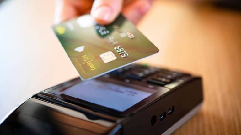 Achat débité deux fois : qui doit vous rembourser entre le magasin et la banque en 2025