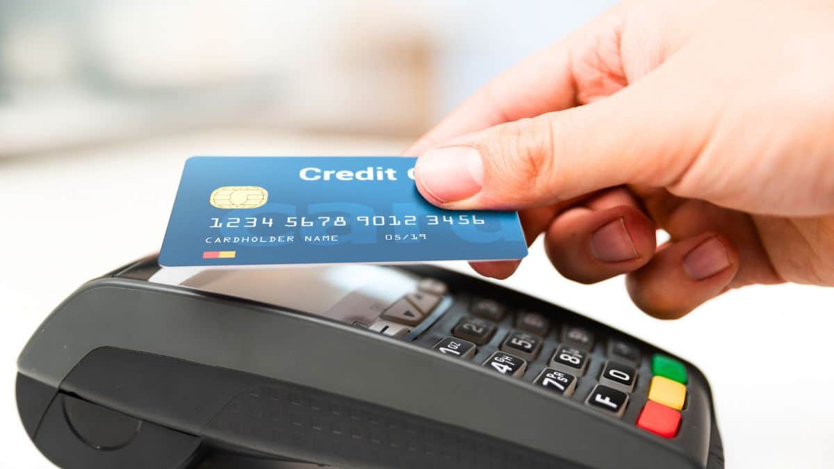 Carte bancaire : le piège discret qui fait exploser le budget des familles et des seniors en 2025