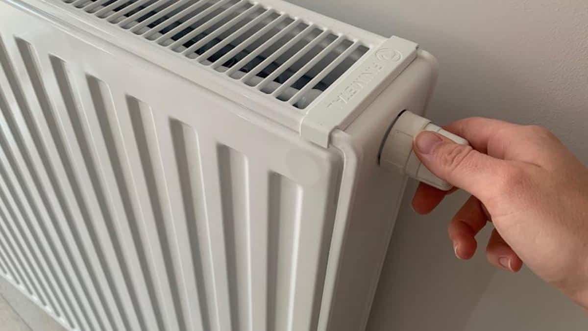 Chauffage : ses astuces simples et efficaces pour ne plus allumer les radiateurs tout l’hiver