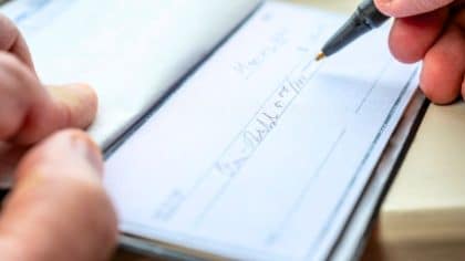 Chèque gratuit en banque en France : une disparition progressive se confirme en 2025