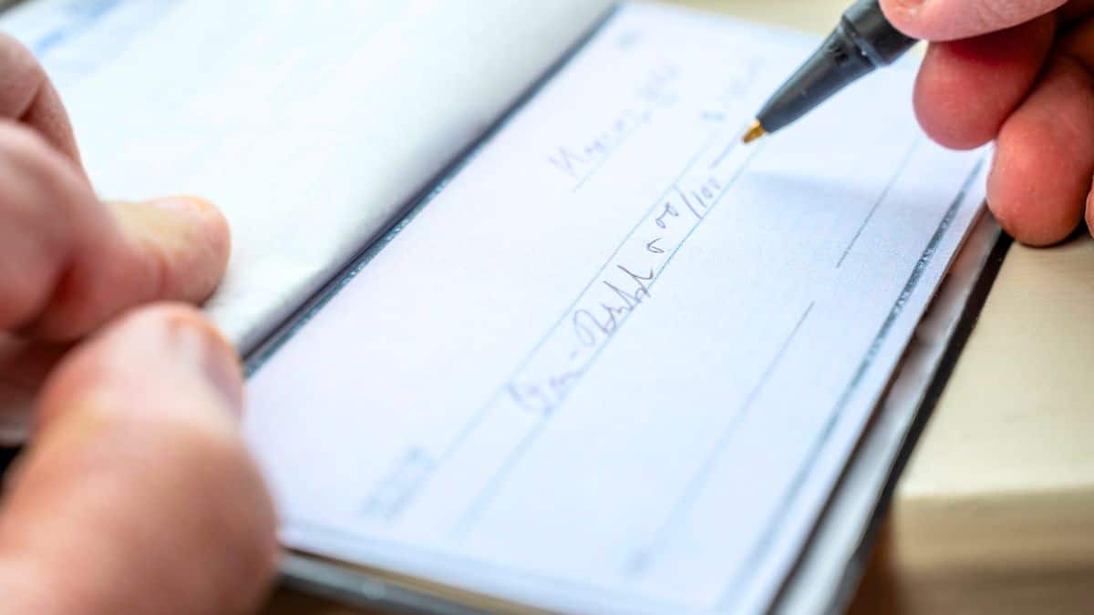 Chèque gratuit en banque en France : une disparition progressive se confirme en 2025