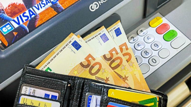 Découverts bancaires: le gouvernement dépose un projet de loi pour ratifier le durcissement des règles