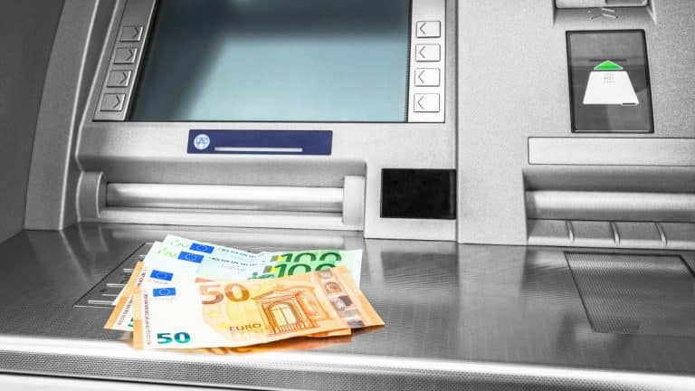 Distributeurs de billets : la touche à ne jamais oublier pour éviter les arnaques en 2025