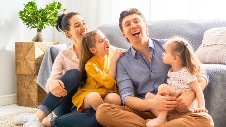 Famille sans emploi en 2025 : voici l’écart réel jusqu’à 815 € avec une famille au Smic