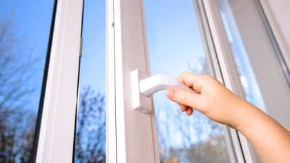 Fenêtres en hiver : l’erreur d’aération qui fait perdre toute la chaleur, selon un expert