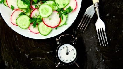 Manger à heures régulières booste votre énergie en hiver et réduit les coups de fatigue