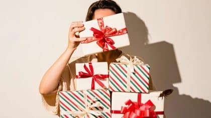 Papier cadeau non recyclable à Noël : l’impact réel sur les éboueurs et l’environnement en France