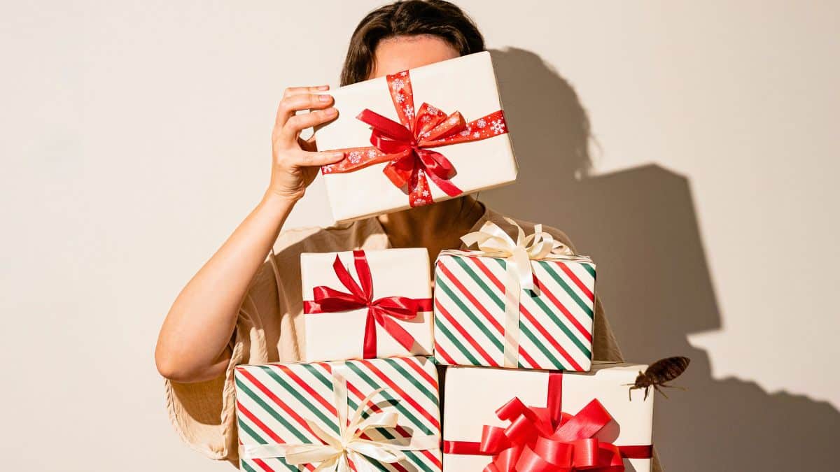 Papier cadeau non recyclable à Noël : l’impact réel sur les éboueurs et l’environnement en France